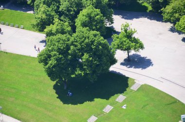 Yeşil park manzarası yükseldi