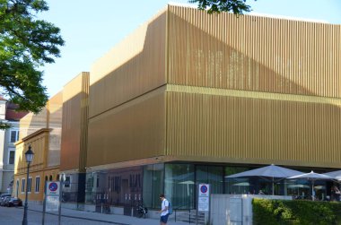 Gün ışığında şehir caddesi manzarası