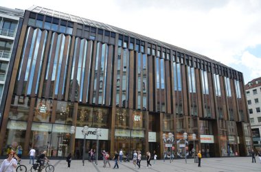 Gün ışığında şehir caddesi manzarası