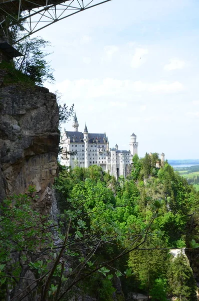 老城堡建筑和德国绿树成荫 — 图库照片