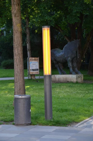 Lanterna Acesa Durante Dia Cena Parque — Fotografia de Stock