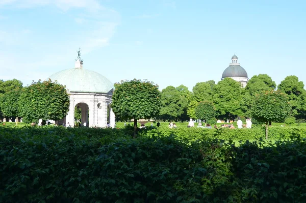 Sunny Green Park Scene People — Fotografia de Stock