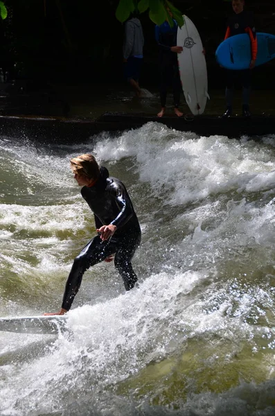 Woman Riding Surf River Waves — Φωτογραφία Αρχείου