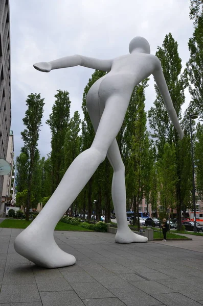 Gran Escultura Blanca Del Hombre Corriendo Calle — Foto de Stock