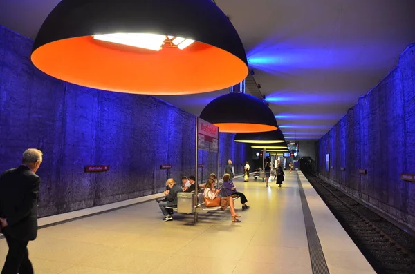 People Waiting Modern Subway Station — ストック写真
