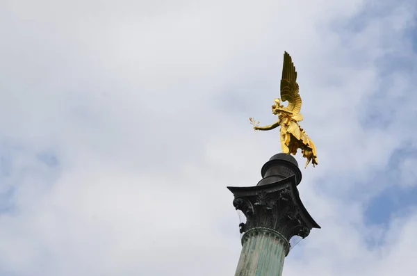 Blick Auf Goldene Skulptur Bei Bewölktem Himmel — Stockfoto