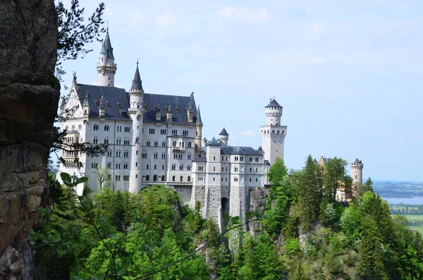 老城堡建筑和德国绿树成荫 — 图库照片