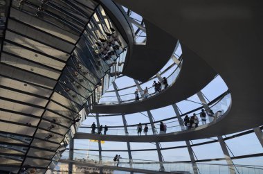 Reichstag Kubbesi 'nin içinde insanlar olan görüntüsü, Berlin, Almanya