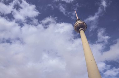Mimari çekim, gökyüzündeki kule manzarası