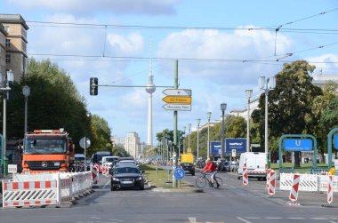 Gün ışığında şehir caddesi manzarası