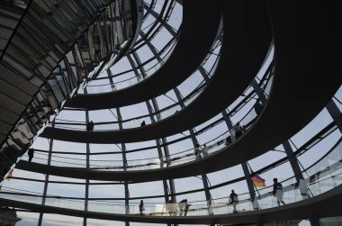 Reichstag Kubbesi 'nin içinde insanlar olan görüntüsü, Berlin, Almanya