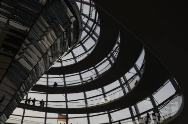 Reichstag Kubbesi 'nin içinde insanlar olan görüntüsü, Berlin, Almanya