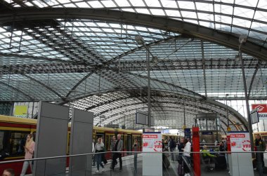 Camdan çatılı tren istasyonunun içi.