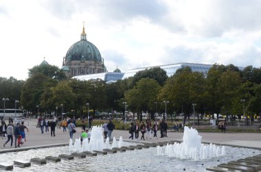 Gün ışığında şehir caddesi manzarası