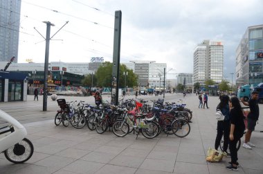 Gün ışığında şehir caddesi manzarası