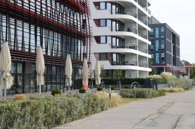 Gün ışığında şehir caddesi manzarası