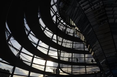 Reichstag Kubbesi 'nin içinde insanlar olan görüntüsü, Berlin, Almanya