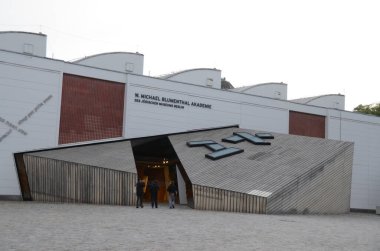 Gün ışığında şehir caddesi manzarası