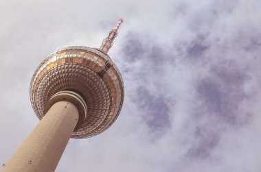 Mimari çekim, gökyüzündeki kule manzarası