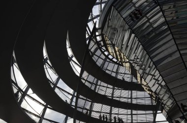 Reichstag Kubbesi 'nin içinde insanlar olan görüntüsü, Berlin, Almanya