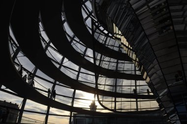 Reichstag Kubbesi 'nin içinde insanlar olan görüntüsü, Berlin, Almanya