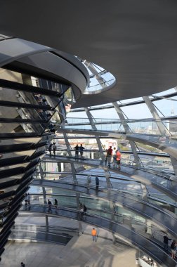 Reichstag Kubbesi 'nin içinde insanlar olan görüntüsü, Berlin, Almanya