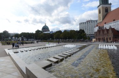 Gün ışığında şehir caddesi manzarası