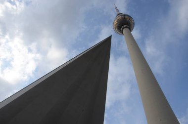 Mimari çekim, gökyüzündeki kule manzarası
