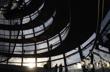 Reichstag Kubbesi 'nin içinde insanlar olan görüntüsü, Berlin, Almanya