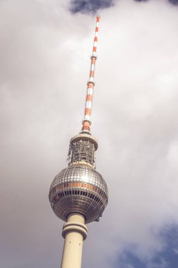 Mimari çekim, gökyüzündeki kule manzarası