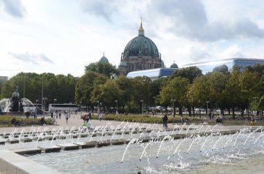Gün ışığında şehir caddesi manzarası