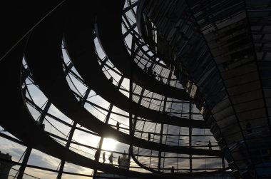 Reichstag Kubbesi 'nin içinde insanlar olan görüntüsü, Berlin, Almanya