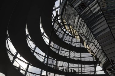 Reichstag Kubbesi 'nin içinde insanlar olan görüntüsü, Berlin, Almanya