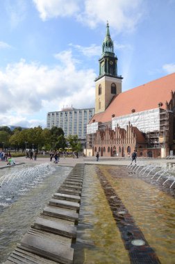 Gün ışığında şehir caddesi manzarası