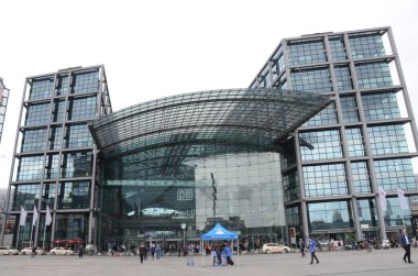 Gün ışığında şehir caddesi manzarası