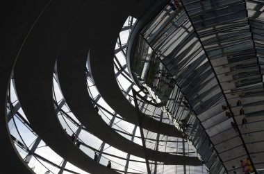 Reichstag Kubbesi 'nin içinde insanlar olan görüntüsü, Berlin, Almanya
