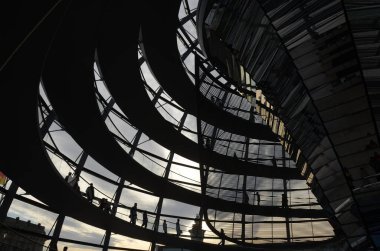 Reichstag Kubbesi 'nin içinde insanlar olan görüntüsü, Berlin, Almanya