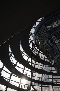 Reichstag Kubbesi 'nin içinde insanlar olan görüntüsü, Berlin, Almanya