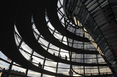 Reichstag Kubbesi 'nin içinde insanlar olan görüntüsü, Berlin, Almanya