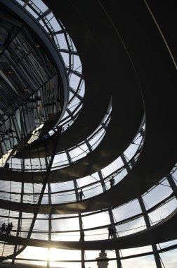 Reichstag Kubbesi 'nin içinde insanlar olan görüntüsü, Berlin, Almanya
