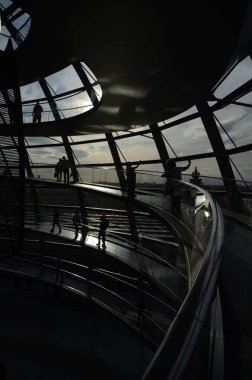 Reichstag Kubbesi 'nin içinde insanlar olan görüntüsü, Berlin, Almanya