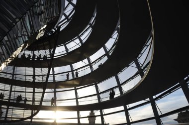 Reichstag Kubbesi 'nin içinde insanlar olan görüntüsü, Berlin, Almanya