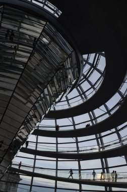 Reichstag Kubbesi 'nin içinde insanlar olan görüntüsü, Berlin, Almanya