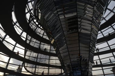 Reichstag Kubbesi 'nin içinde insanlar olan görüntüsü, Berlin, Almanya