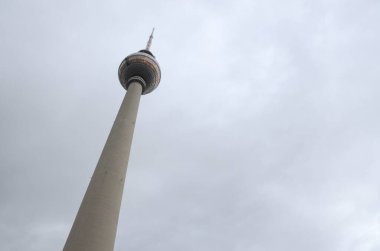 Mimari çekim, gökyüzündeki kule manzarası