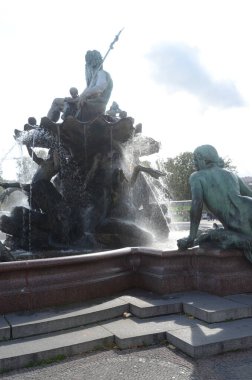 Heykelleri olan çeşme manzarası ve bulutlu gökyüzü
