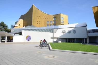 Gün ışığında şehir caddesi manzarası