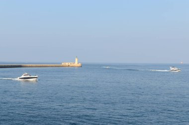 Deniz feneri ve mavi gökyüzü olan deniz manzarası