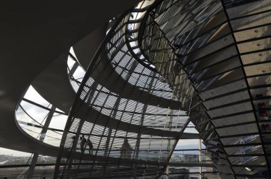 Reichstag Kubbesi 'nin içinde insanlar olan görüntüsü, Berlin, Almanya