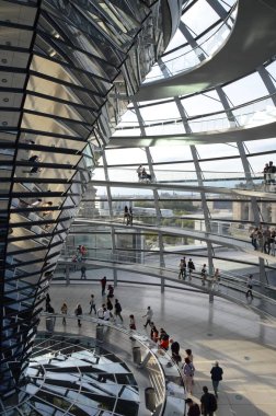 Reichstag Kubbesi 'nin içinde insanlar olan görüntüsü, Berlin, Almanya